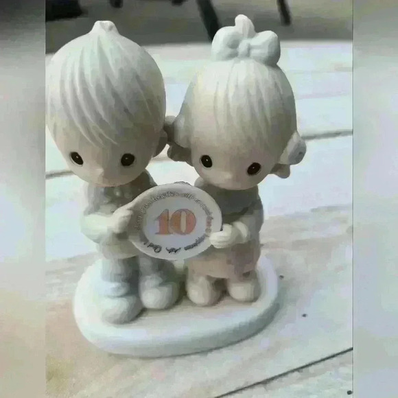 Precious Moments Figurine E-2856 God Blessed Our Years 10 Anniversary Love 5.5" - Picture 2 of 8